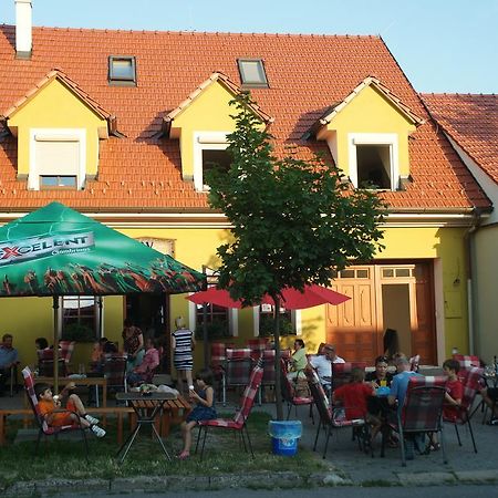 Alva Pension 2 Микулов Екстериор снимка